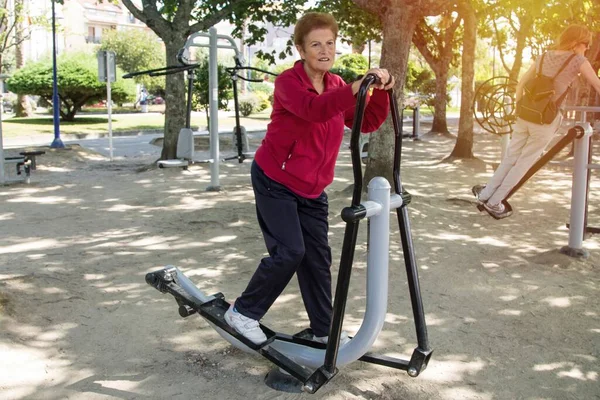 Mujer Mayor Feliz Haciendo Ejercicios Gimnasia Aire Libre —  Fotos de Stock