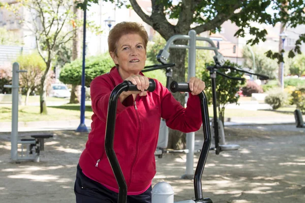 Mujer Mayor Feliz Haciendo Ejercicios Gimnasia Aire Libre —  Fotos de Stock