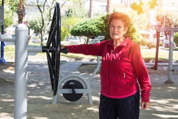 Счастливая Старшая Женщина Делает Упражнения Гимнастику Открытом Воздухе — стоковое фото