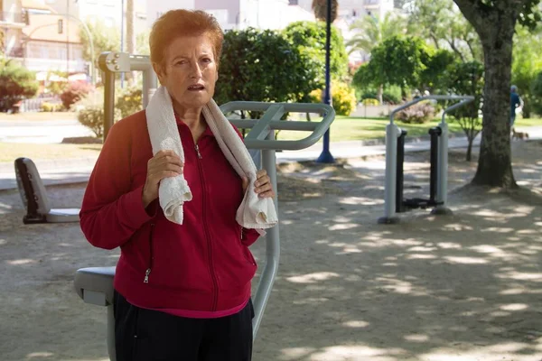 Seniorin Macht Sport Oder Gymnastik Freien — Stockfoto