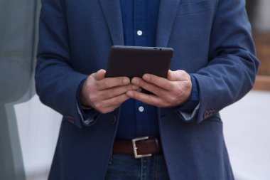 Bir tablet ya da e-kitap kullanan işadamı