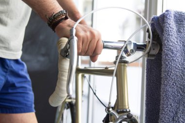 Spor salonunda bisiklete binen adam