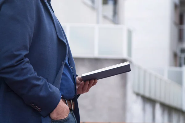 Zakenman Leest Een Boek Achtergrond — Stockfoto