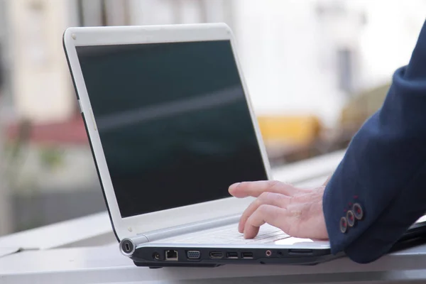 Biznesmen Korzystający Klawiatury Laptopa — Zdjęcie stockowe
