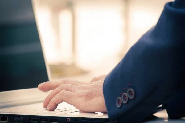 Man Pak Met Een Laptop — Stockfoto