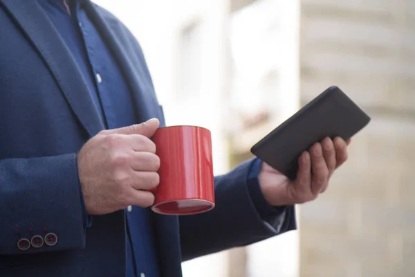 Man Die Een Kopje Koffie Drinkt Terwijl Hij Naar Tablet — Stockfoto