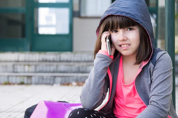 Κορίτσι Μιλάει Κινητό Της Τηλέφωνο — Φωτογραφία Αρχείου