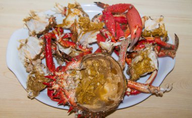 Deniz ürünleri, tepside doğranmış yengeç.