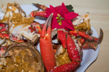 Deniz ürünleri, tepside doğranmış yengeç.