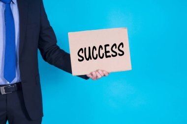 Kart ve başarı metnine sahip iş adamı