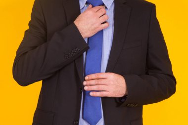 Kravatında elleri olan bir iş adamı.