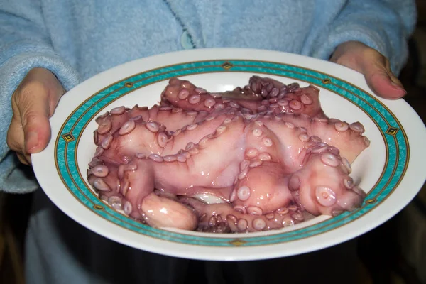 Vrouw Met Schotel Van Gekookte Octopus Zeevruchten — Stockfoto