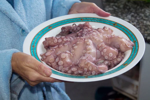 Vrouw Houden Plaat Met Verse Octopus — Stockfoto