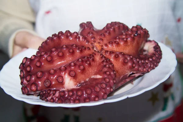 Vrouw Houden Plaat Met Gekookte Octopus — Stockfoto