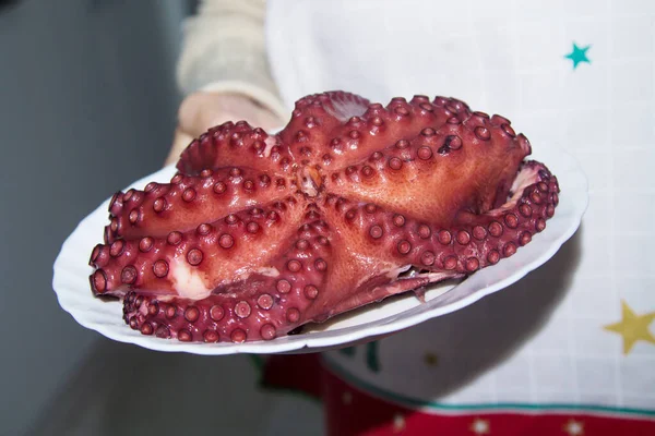 Vrouw Houden Plaat Met Gekookte Octopus — Stockfoto
