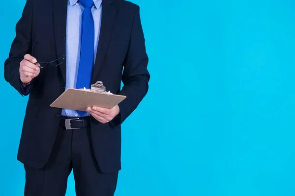 Mann Anzug Mit Brille Der Einen Und Ordner Der Anderen — Stockfoto