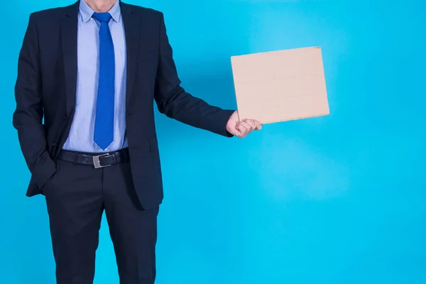 Geschäftsmann Mit Schild Auf Blauem Hintergrund — Stockfoto