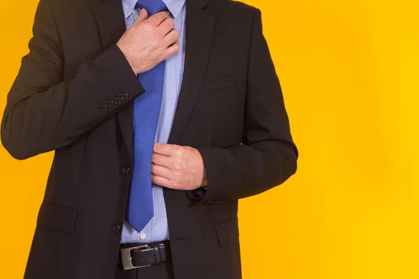 Uomo Affari Mettendo Suo Nodo Cravatta — Foto Stock