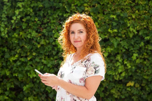 Woman Using Cell Phone Send Email — Stock Photo, Image