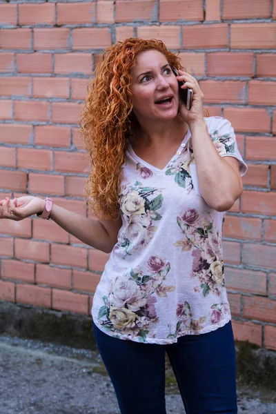 Mujer Hablando Teléfono Móvil Con Fondo Pared Ladrillo —  Fotos de Stock
