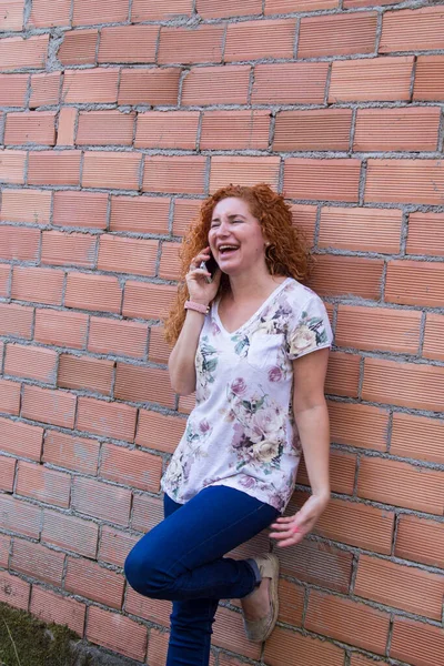 Woman Talking Gesturing Her Cell Phone Leaning Wall — Stock Photo, Image