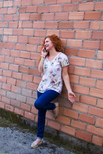 Woman Talking Gesturing Her Cell Phone Leaning Wall — Stock Photo, Image