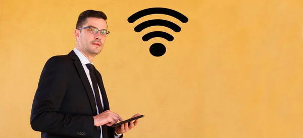 Biznesmen Ręce Pomocą Smartfona Ikoną Wifi Żółte Tło Biznesmen Telefon — Zdjęcie stockowe