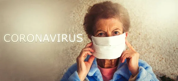 Tek Kullanımlık Tıbbi Maskeli Yaşlı Bir Kadının Portresi Coronavirüs Salgını — Stok fotoğraf