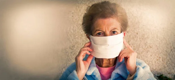 Portret Van Oudere Vrouw Met Wegwerpmasker Veiligheid Openbare Plaatsen Tijdens — Stockfoto