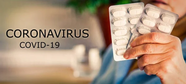 Kvinna Som Håller Piller Tabletter Läkemedel Mot Infektioner Och Koronavirus — Stockfoto