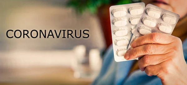 Mujer Sosteniendo Tabletas Pastillas Concepto Medicina Contra Infecciones Coronavirus — Foto de Stock