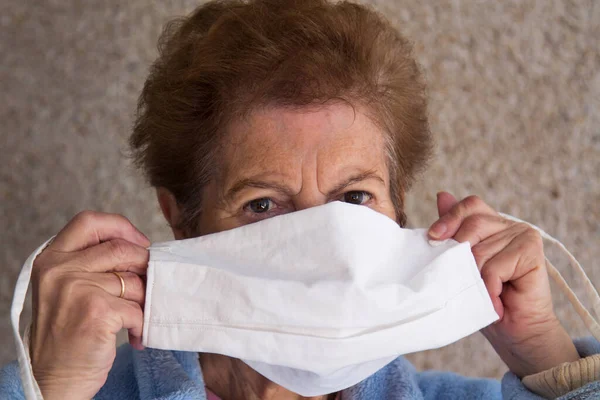 Retrato Una Mujer Mayor Poniéndose Una Máscara Médica Seguridad Lugares — Foto de Stock