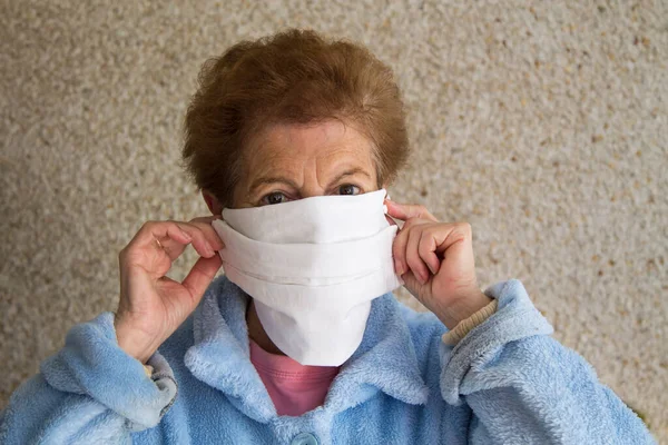 Retrato Mulher Sênior Colocando Máscara Médica Segurança Generalizada Durante Surto — Fotografia de Stock