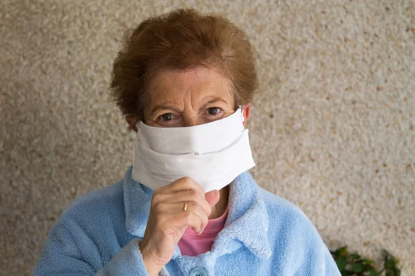 Mulher Sênior Colocando Máscara Médica Para Proteger Contra Surto Coronavírus — Fotografia de Stock