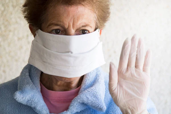 Mulher Sênior Com Máscara Médica Mão Levantada Sinal Parada Conceito — Fotografia de Stock