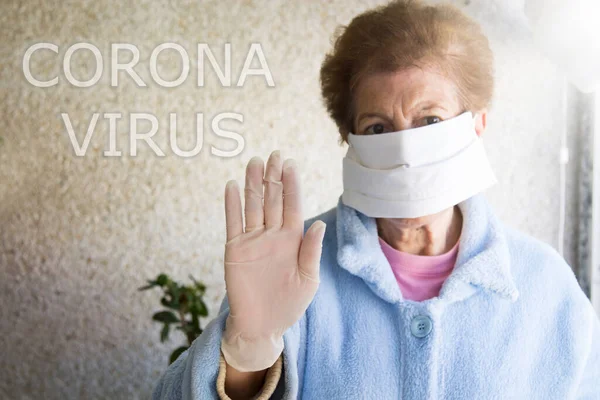 Senior Kvinna Med Medicinsk Mask Och Upp Hand Stopp Tecken — Stockfoto