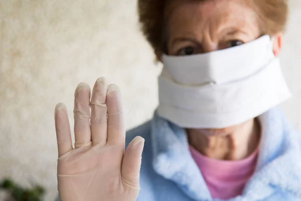 Mujer Mayor Con Máscara Médica Mano Levantada Señal Stop Concepto — Foto de Stock