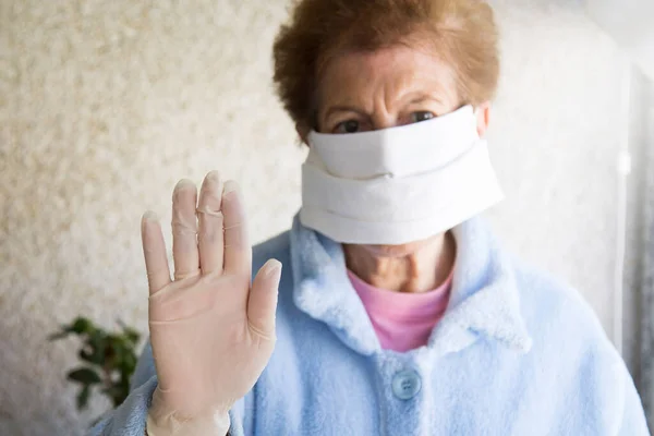 Mulher Sênior Com Máscara Médica Mão Levantada Sinal Parada Conceito — Fotografia de Stock