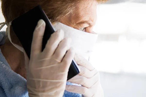 Starší Žena Používající Mobilní Telefon Maskou Jednorázovými Lékařskými Rukavicemi Bezpečnostní — Stock fotografie
