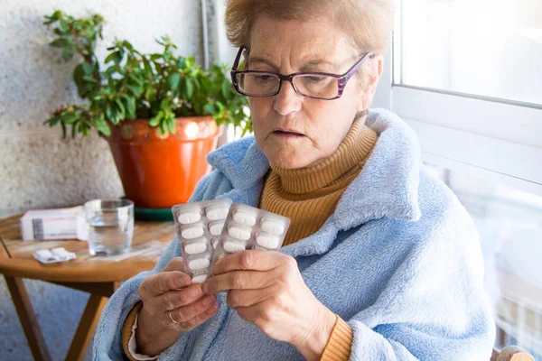 Ηλικιωμένη Γυναίκα Που Κατέχουν Προληπτικά Χάπια Δισκίο Στο Χέρι Για — Φωτογραφία Αρχείου