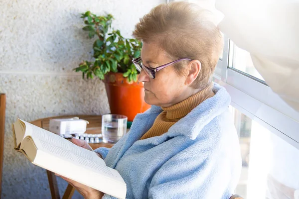 Ηλικιωμένη Γυναίκα Που Διαβάζει Ένα Βιβλίο — Φωτογραφία Αρχείου