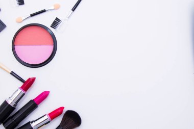 Makyaj malzemelerinin üst görünümü