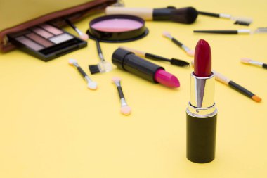 Makyaj malzemeleri ve tuvalet malzemeleri.