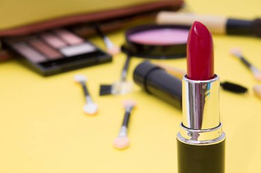 Makyaj malzemeleri ve tuvalet malzemeleri.