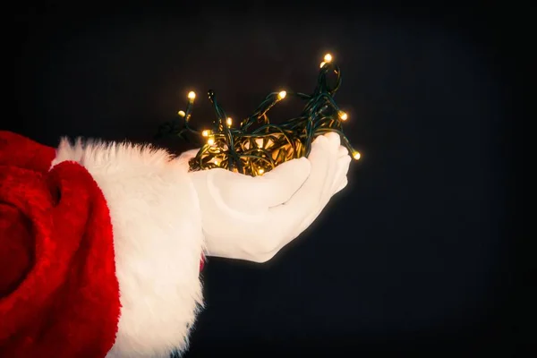 Santa Claus Hand Hålla Jul Ljus Bakgrunden — Stockfoto