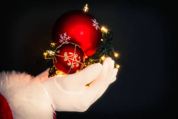 Santa Claus Mano Sosteniendo Bola Navidad Año Nuevo Tarjeta Felicitación — Foto de Stock