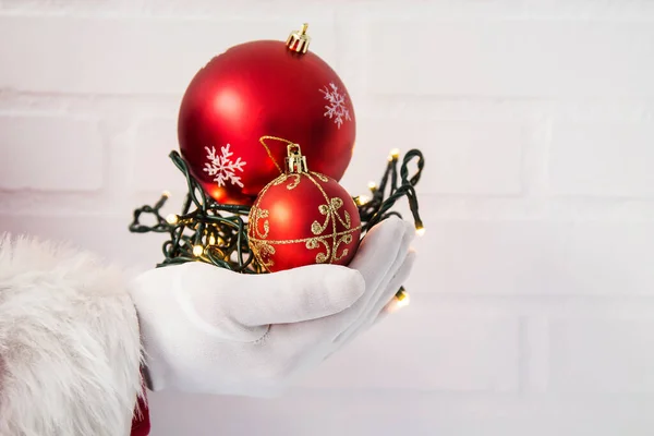 Święty Mikołaj Trzyma Świąteczną Piłkę Kartka Życzeniami Noworocznymi Świątecznymi — Zdjęcie stockowe
