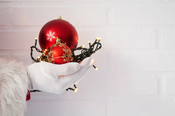 Weihnachtsmann Hält Weihnachtskugel Der Hand Neujahrs Und Weihnachtsgrußkarte — Stockfoto