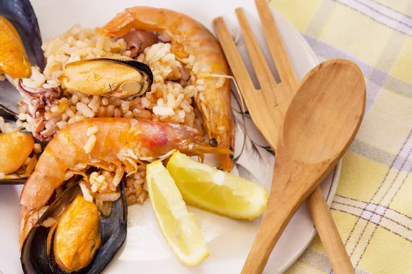 Nasi Hidangan Laut Lezat Dengan Makanan Laut — Stok Foto