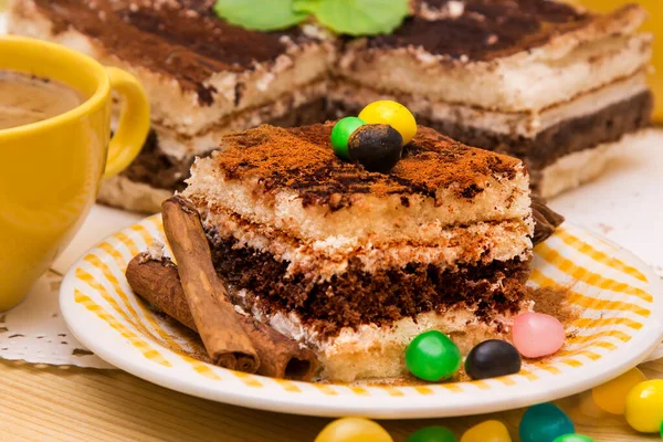 Plato Tiramisú Con Canela Caramelos — Foto de Stock